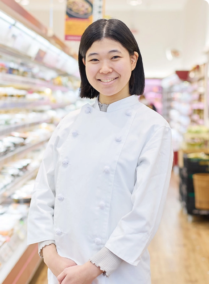 惣菜売場の前に立つNさん