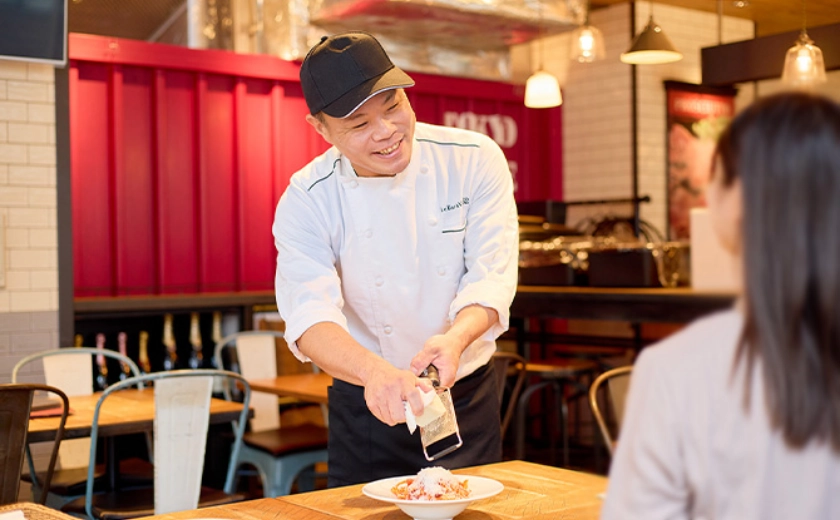 お客様に料理を提供するFさん